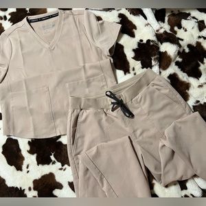 Fabletics’s scrub set new